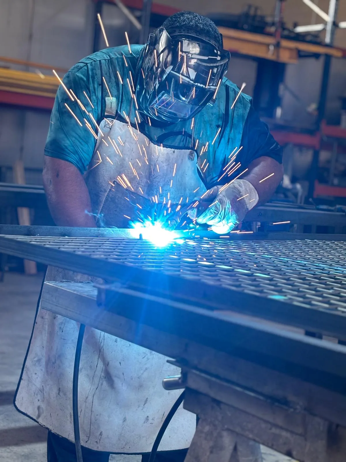 Soldadura TIG con arco azul, proceso de unión de metales en el taller de Albacete