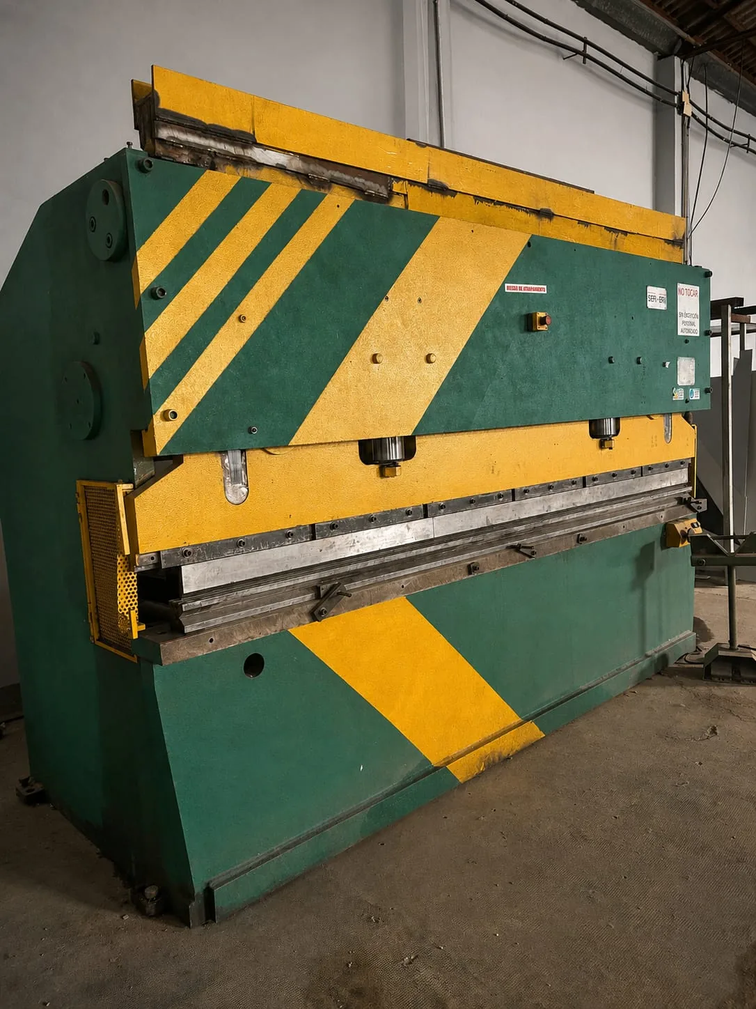 Plegadora industrial de chapa en el taller de Valencia